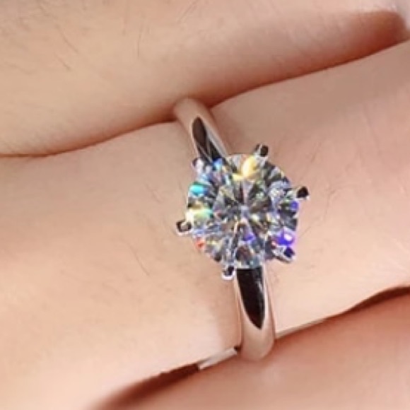 Luxury 18K White Gold Ring.2.0CT Zirconia Diamond - Picture 4 of 5